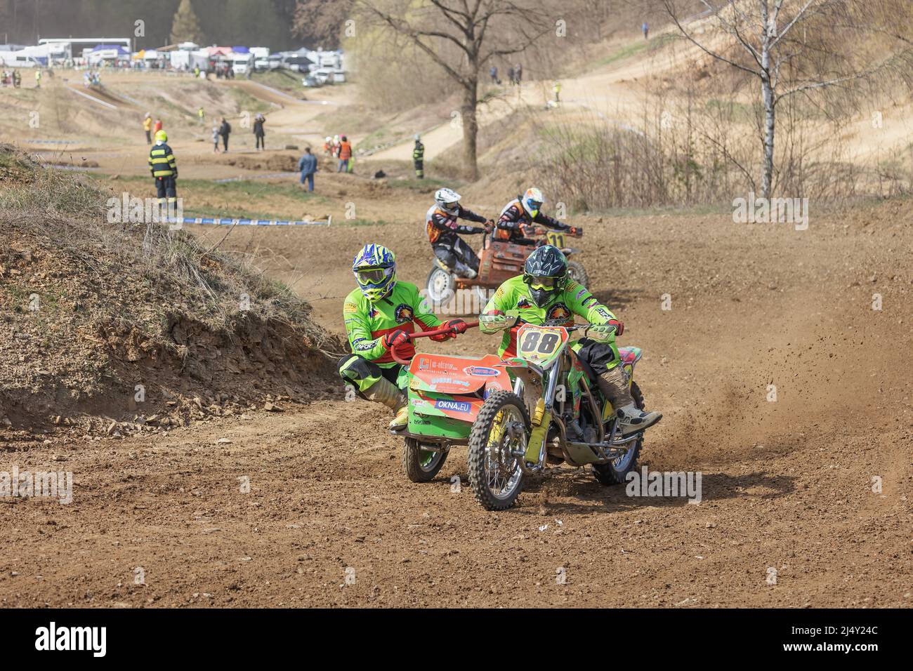 MOHELNICE, REPUBBLICA CECA - 16 APRILE 2022. Due moto sidecarcross a turno in terreno difficile nel campionato 'Sidegarcross della Repubblica Ceca Foto Stock