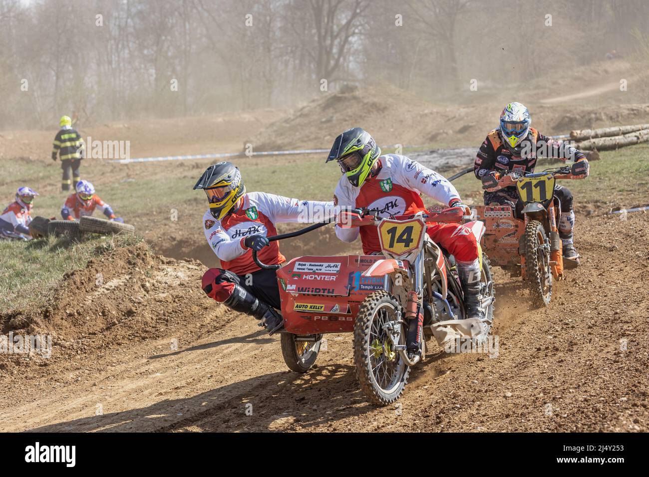 MOHELNICE, REPUBBLICA CECA - 16 APRILE 2022. Gruppo di piloti cavalcano un sidecar nel 'Sidegarcross Championship of Czech Republic' il 16 aprile 2022 in t Foto Stock