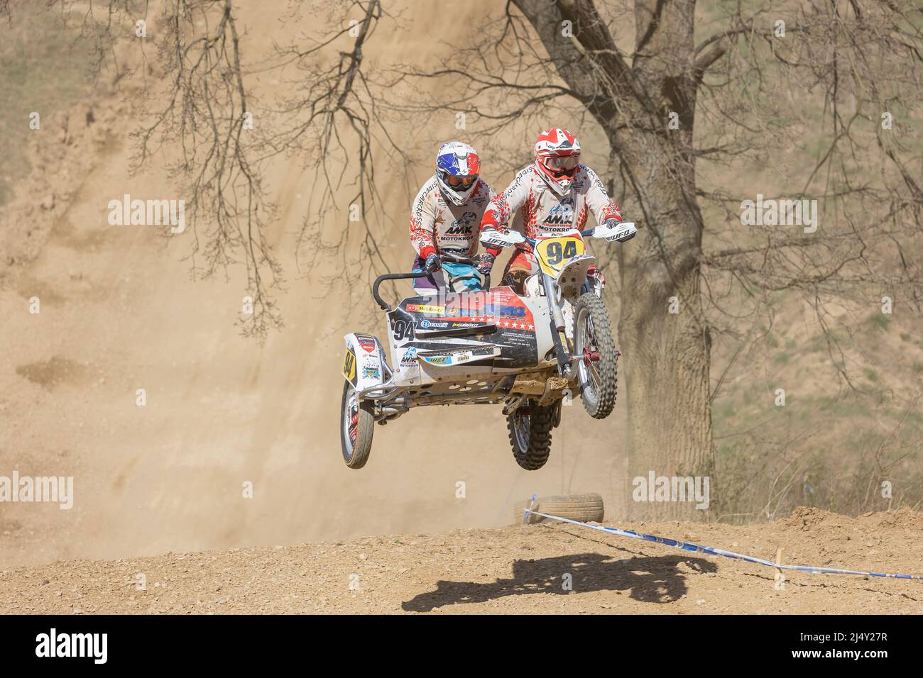 MOHELNICE, REPUBBLICA CECA - 16 APRILE 2022. I vincitori della gara di sidecarcross sono in un salto in alto nel 'Sidegarcross Championship of Czech Republique Foto Stock