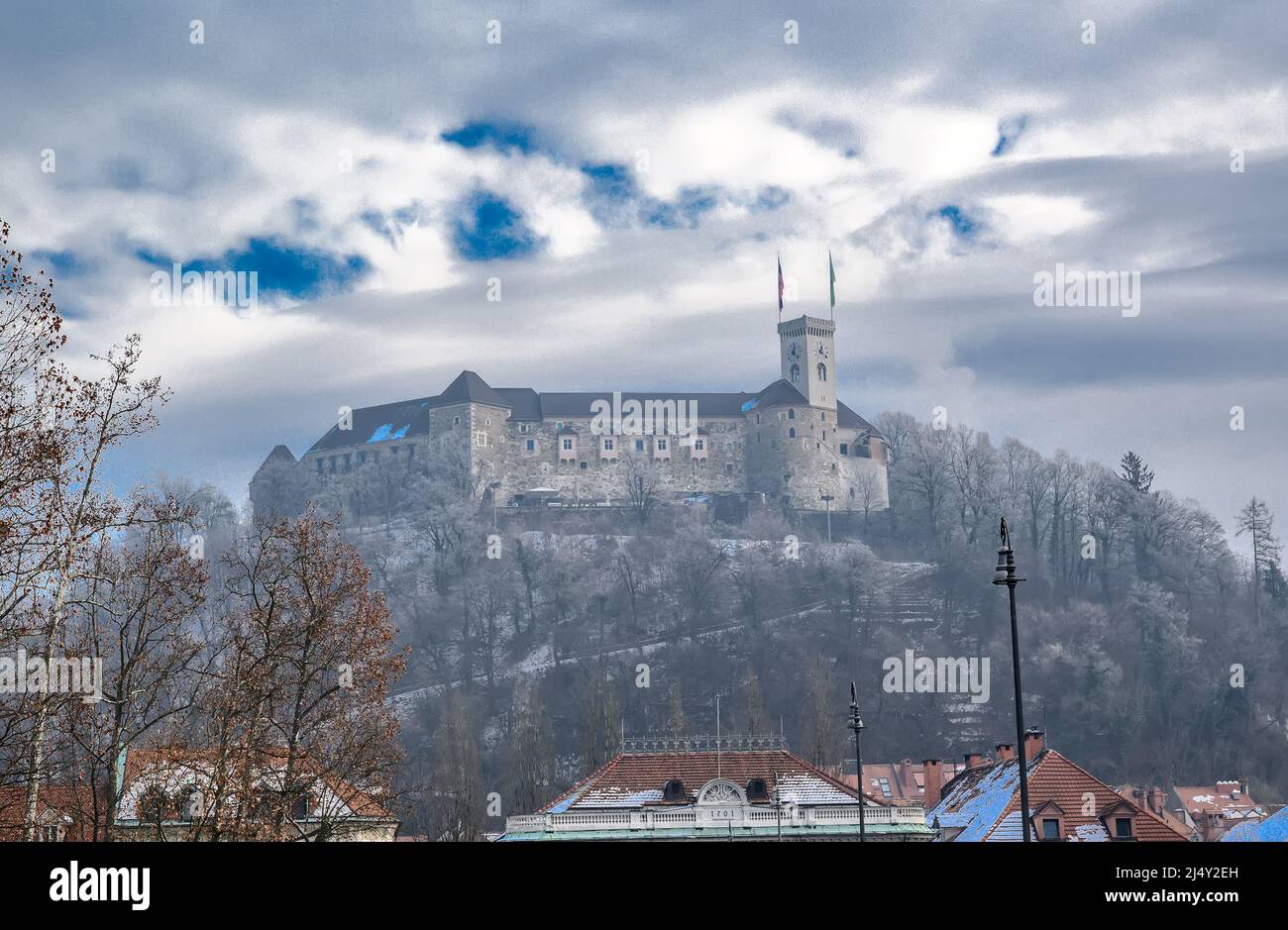 Vista panoramica sul Castello di Lubiana con gli edifici storici di Lubiana in inverno Foto Stock