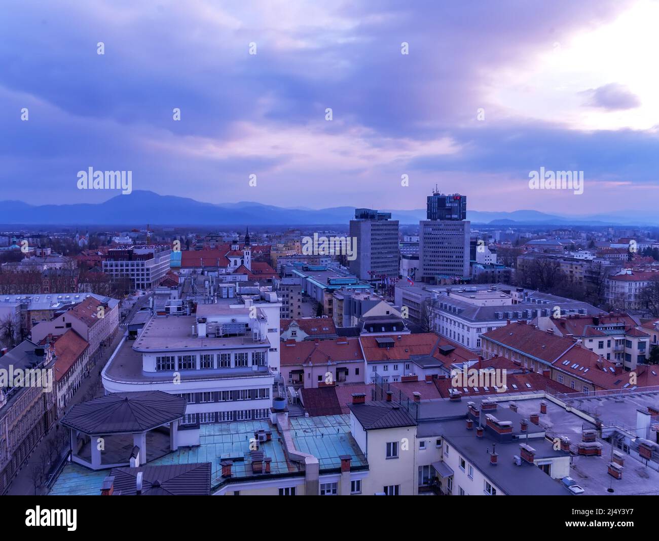 Vista panoramica aerea sulla città di Lubiana, Slovenia, al tramonto Foto Stock