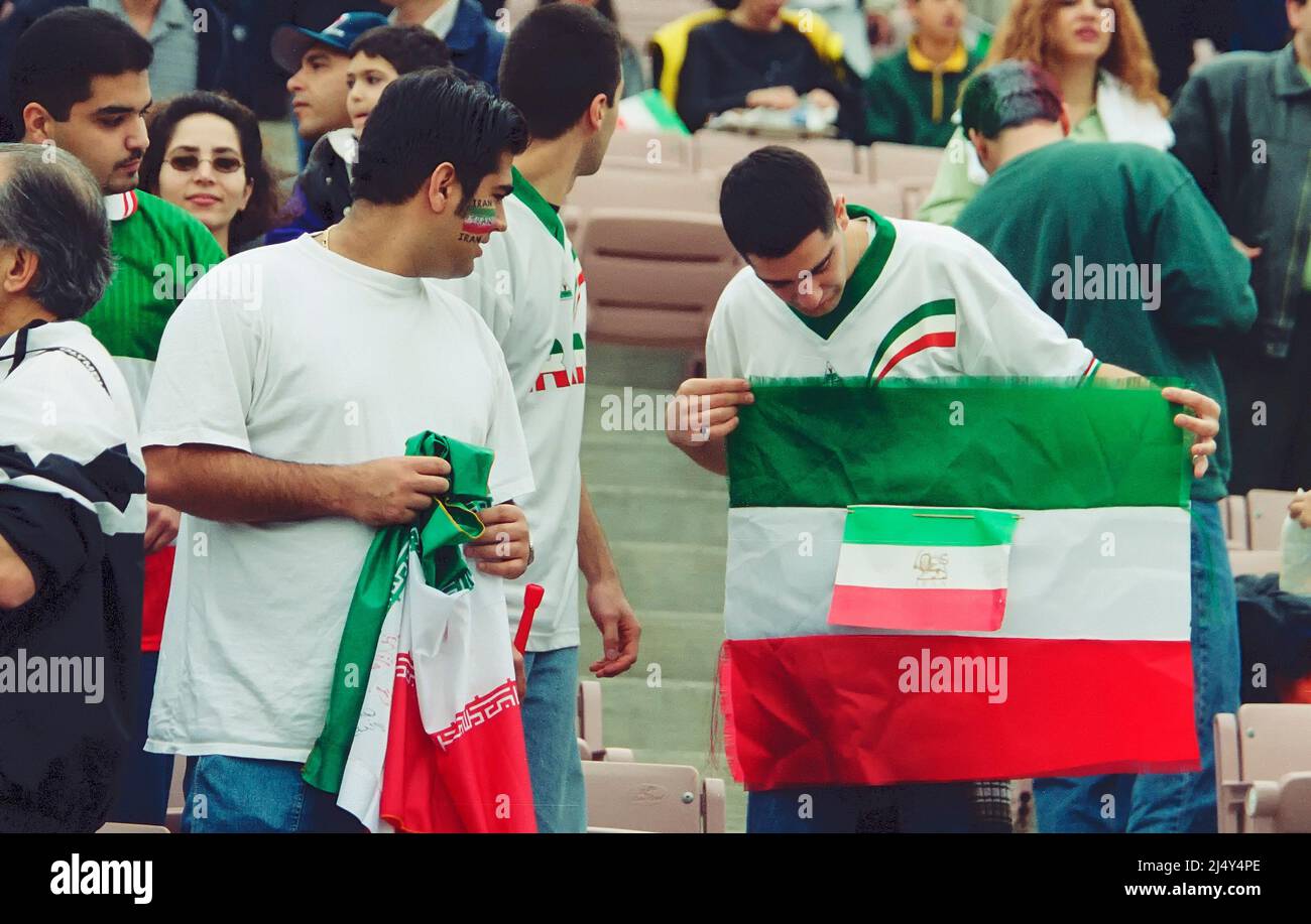 Lione, Francia: I tifosi iraniani che protestano contro il regime cambiano la bandiera durante una partita di Coppa del mondo 1998 tra gli Stati Uniti e l'Iran, il 21 giugno 1998, a Foto Stock