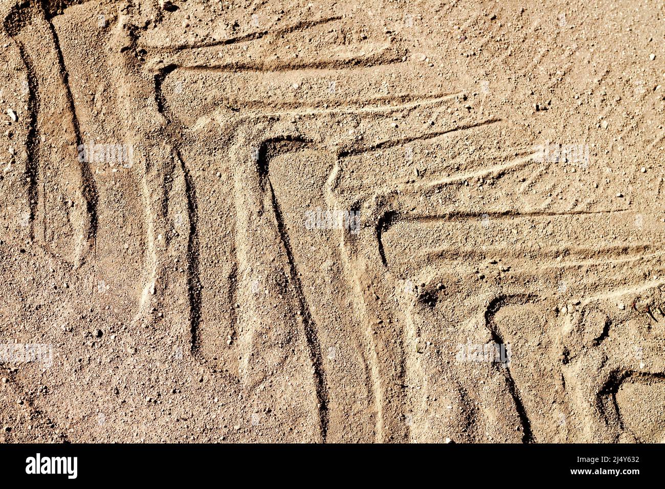 Carreggiata del trattore o degli pneumatici atv su strada sabbiosa. Vista dall'alto Foto Stock