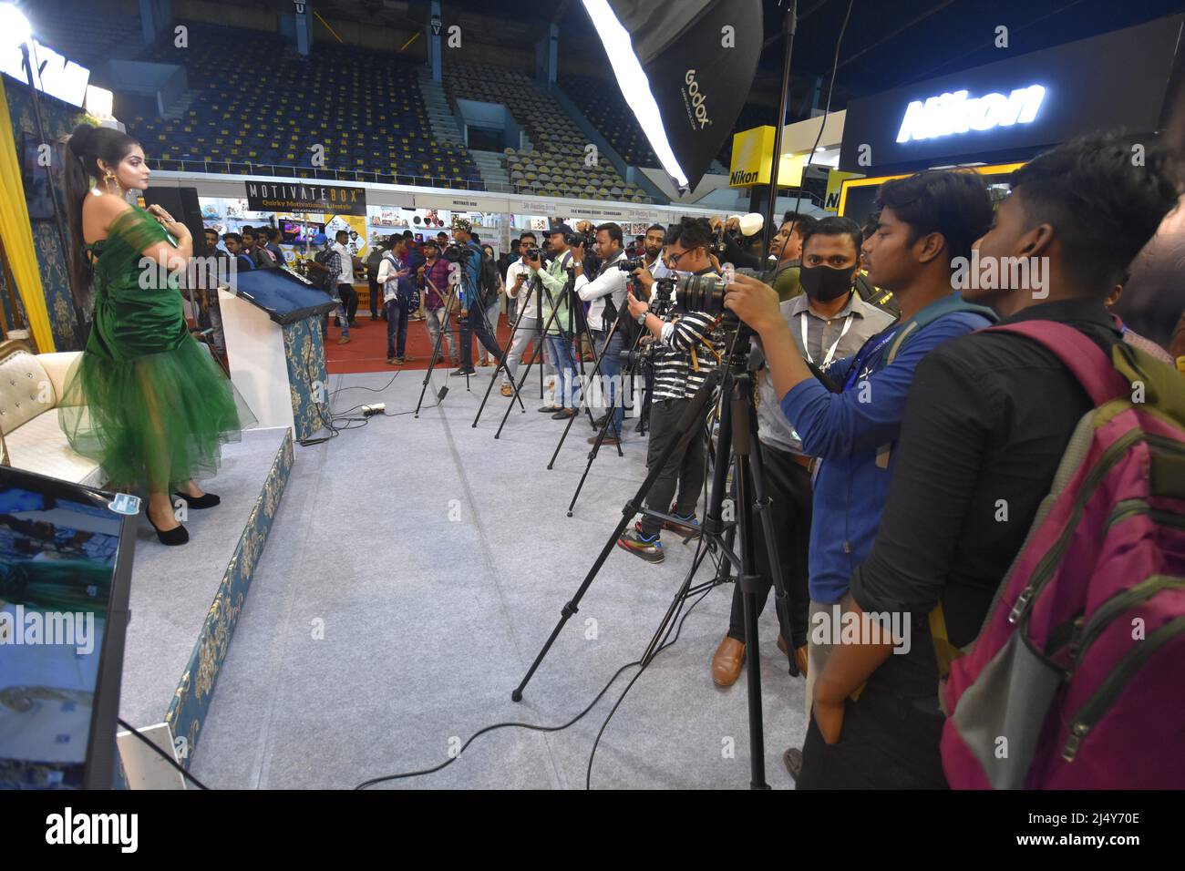 Kolkata, Bengala Occidentale, India. 18th Apr 2022. I visitatori interagiscono all'ultimo giorno di una fiera di fotografia e videografia della durata di tre giorni (dal 16 al 18 aprile 2022), dove sono presenti molti marchi internazionali e desi rinomati con le loro attrezzature fotografiche e accessori. (Credit Image: © Biswarup Gangully/Pacific Press via ZUMA Press Wire) Foto Stock