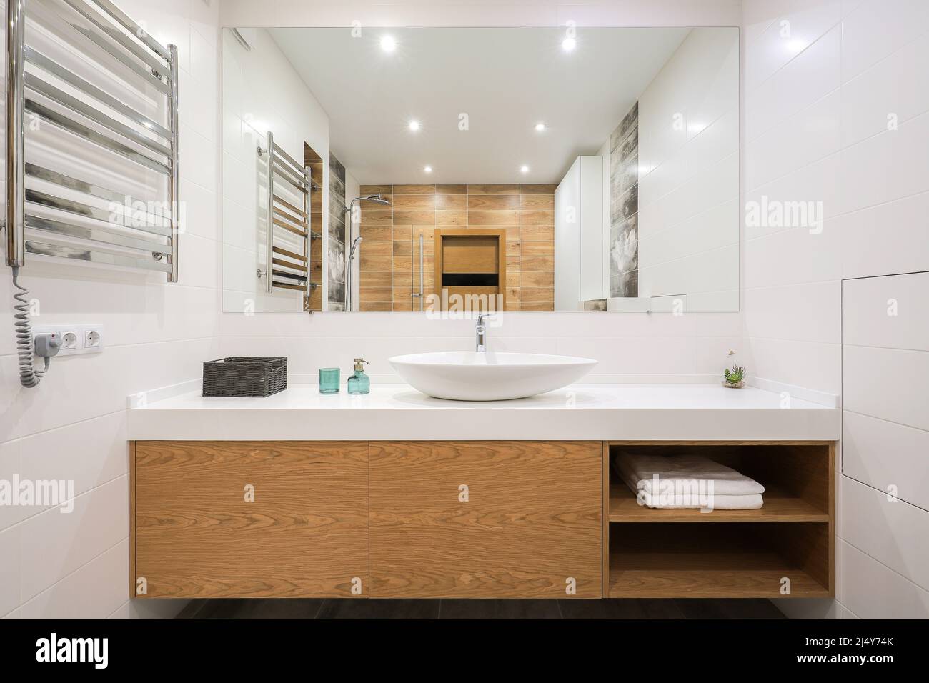 Lavandino e rubinetto nel moderno bagno interno Foto Stock Lavandino e rubinetto nel moderno bagno interno Foto Stock
