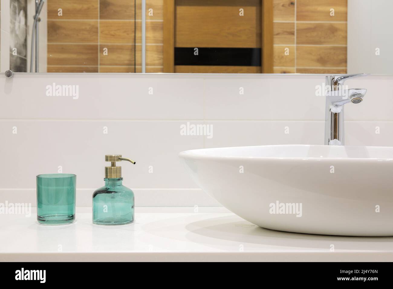 Bagno moderno bianco lavandino con rubinetto Foto Stock Bagno moderno bianco lavandino con rubinetto Foto Stock
