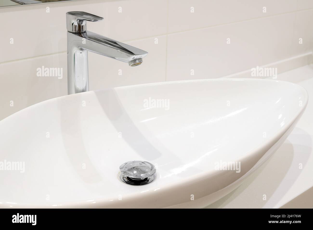 Bagno moderno bianco lavandino con rubinetto Foto Stock Bagno moderno bianco lavandino con rubinetto Foto Stock