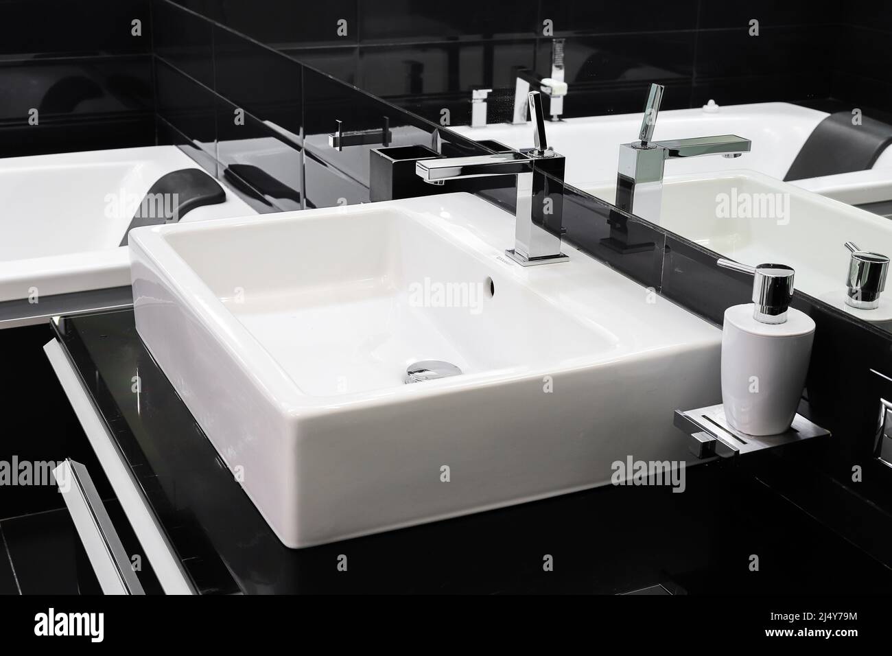 Bagno moderno bianco lavandino con rubinetto Foto Stock Bagno moderno bianco lavandino con rubinetto Foto Stock