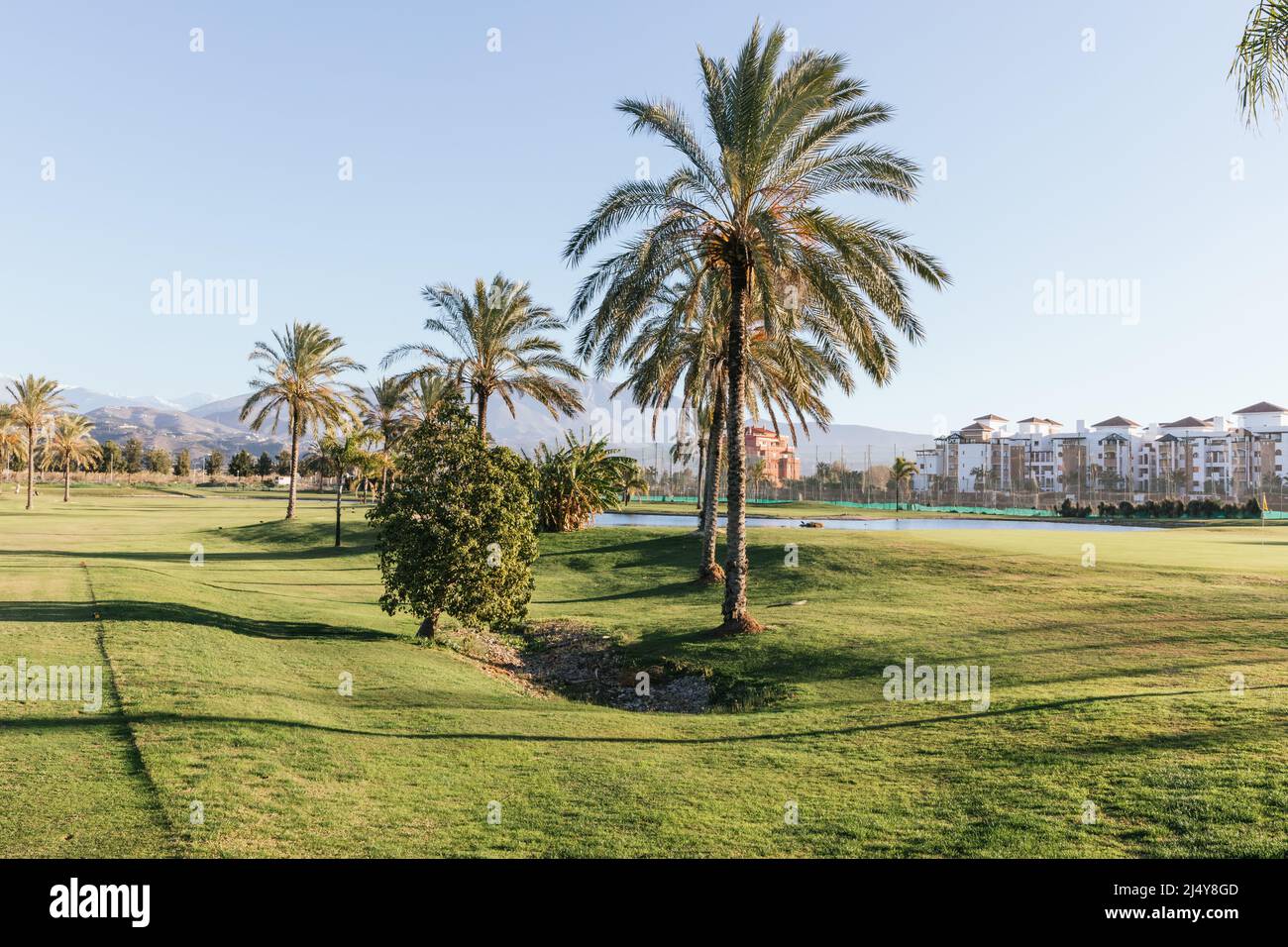 Tramonto nella lussuosa località balneare con campo da golf a Motril, nel sud della Spagna, Foto Stock