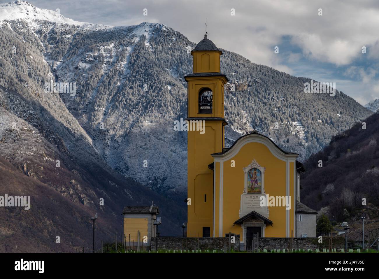 Chiesa di San Sebastiano in primavera mattina a Bellinzona, nel sud della Svizzera Foto Stock