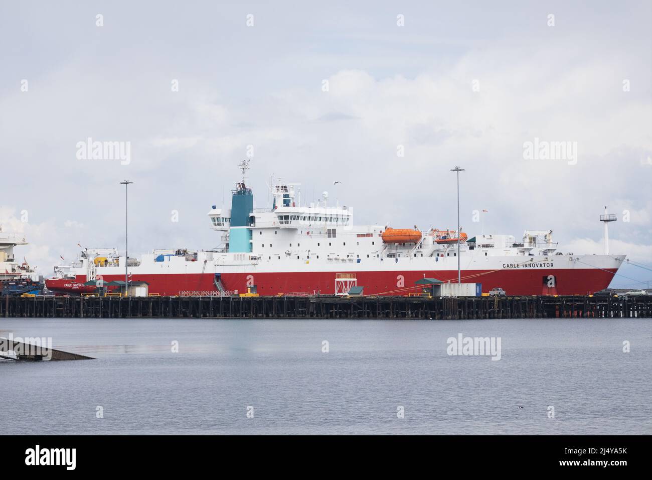 Cable Innovator, un'imbarcazione per la posa di cavi in fibra ottica, a Port Angeles, Washington, USA. Foto Stock