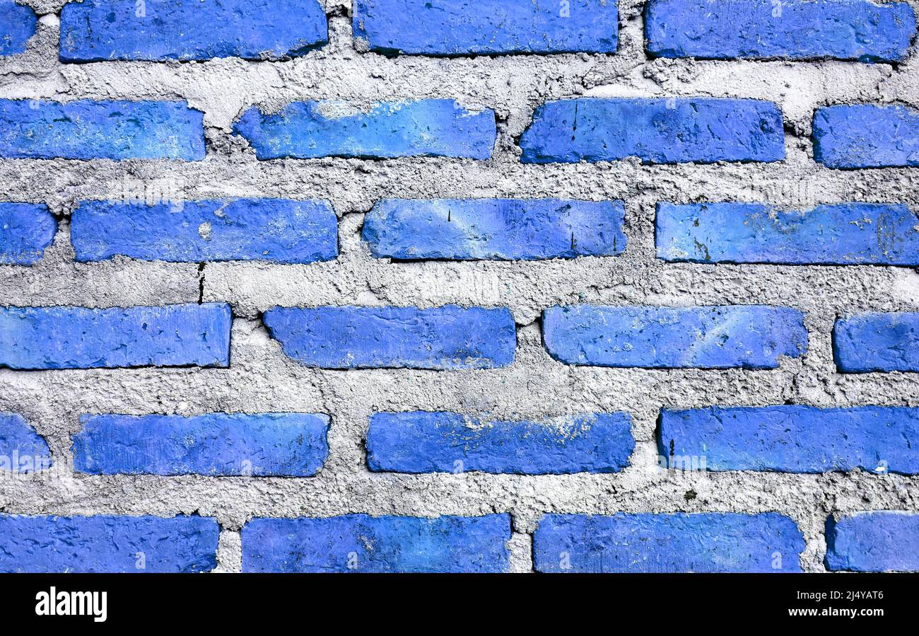 Vista frontale del blu cobalto con parete di mattoni Grunge di colore grigio per sfondo astratto Foto Stock