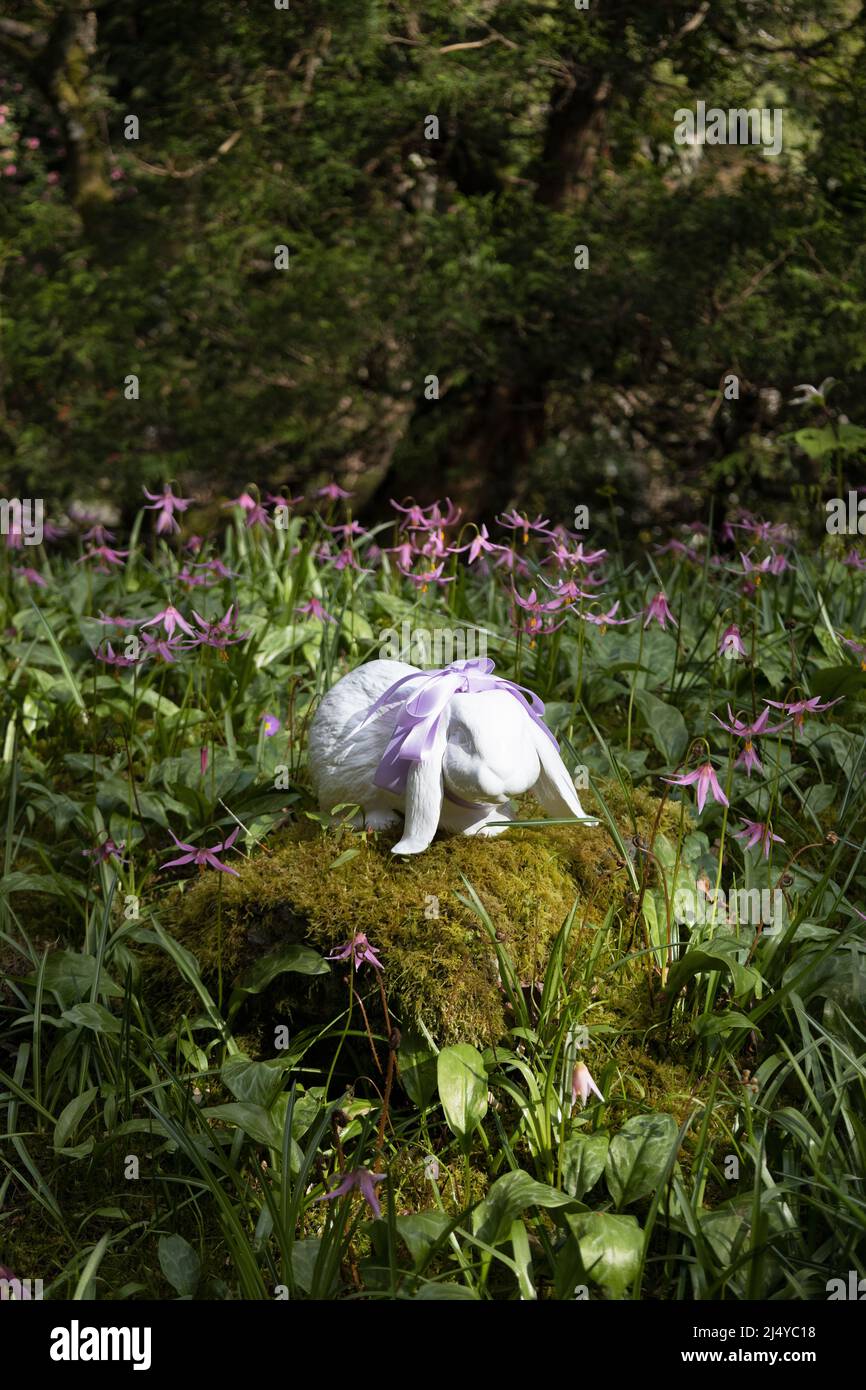 Un coniglietto in ceramica bianca in mostra per le vacanze di Pasqua, ai Giardini Butchart a Victoria, BC, Canada. Foto Stock