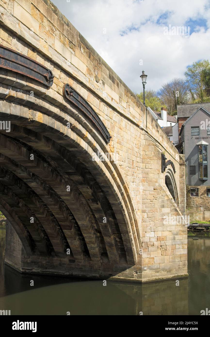Framwellgate Bridge è un ponte ad arco medievale in muratura che attraversa il fiume Wear, a Durham, in Inghilterra. Si tratta di un edificio classificato di grado I. Foto Stock