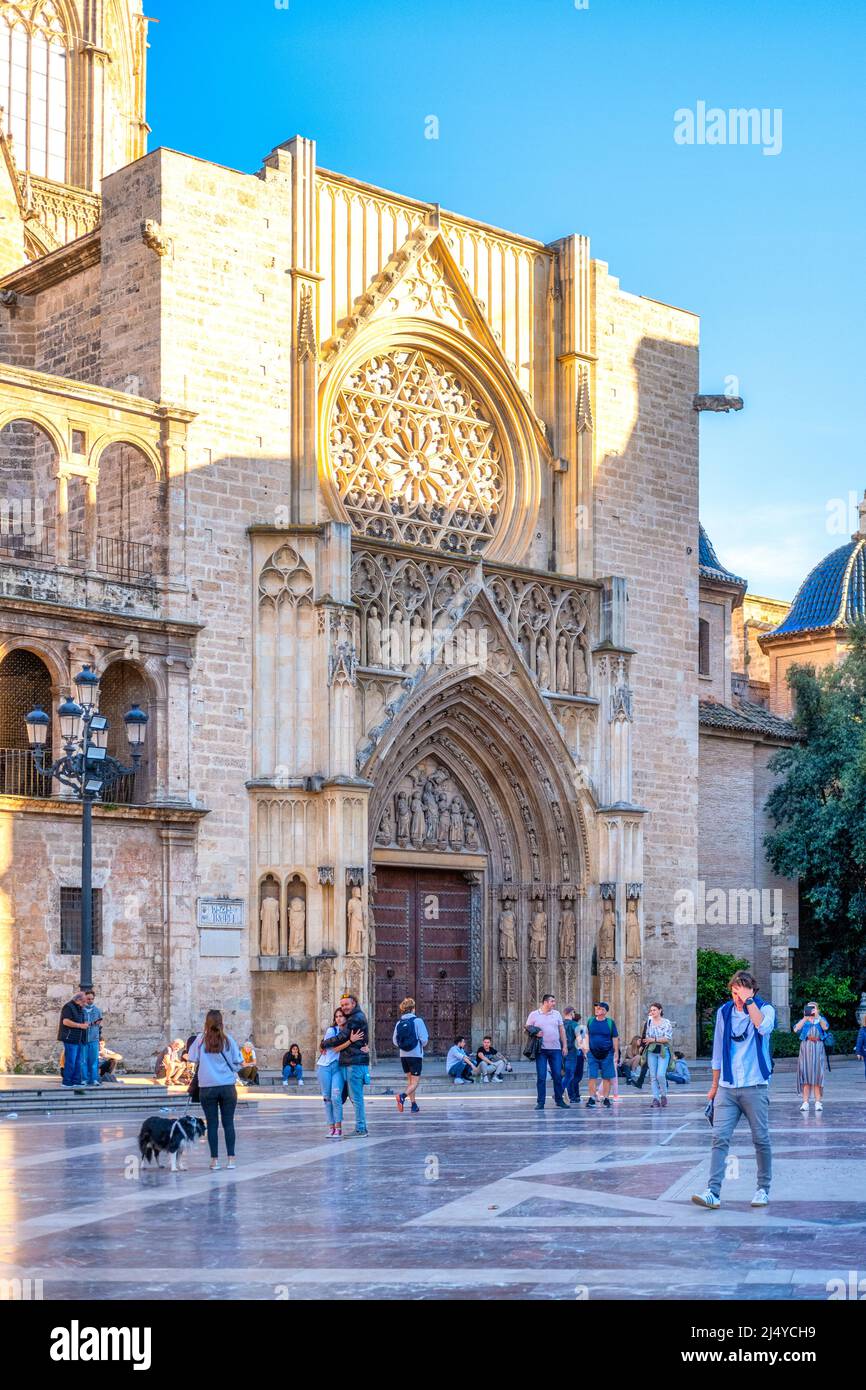 I turisti visitano l'architettura esterna della Cattedrale Metropolitana–Basilica dell'Assunzione di nostra Signora di Valencia (Cattedrale di Valencia) w Foto Stock