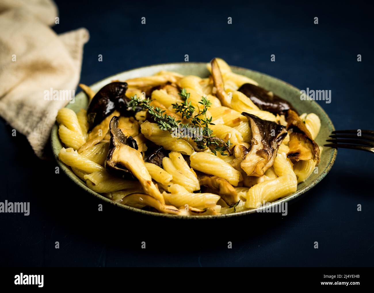 Pasta fresca con funghi Foto Stock