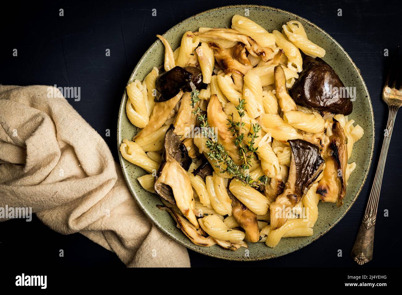 Pasta fresca con funghi Foto Stock