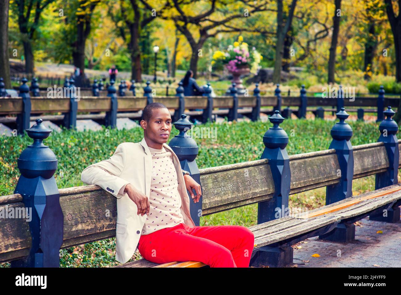 Maglione Verde E Pantaloni Neri Immagini e Fotos Stock - Alamy
