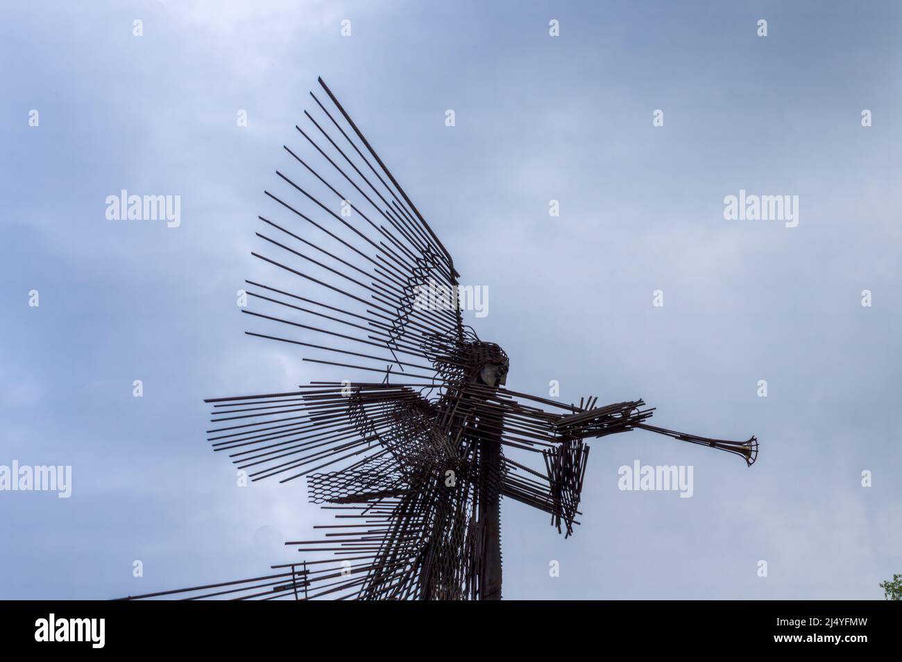 Chernobyl, Ucraina, 11 maggio 2019. Scultura in metallo di un angelo a tromba contro il cielo blu a Chernobyl. Monumento al disastro nucleare di Chernobyl. Foto Stock