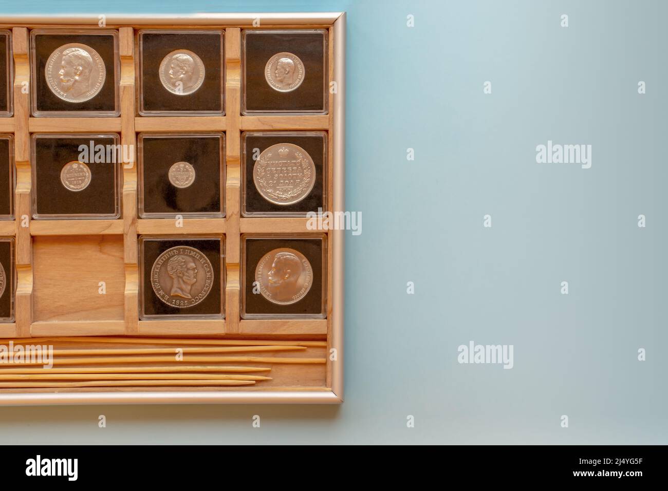 Collezione di album in legno a monete incapsulate, hobby numismatologo con spazio per la copia. Foto Stock