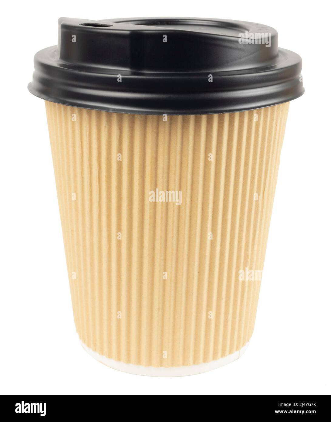 Tazza di caffè di carta artigianale isolata su bianco. Caffè di cartone da utilizzare, contenitore per tè con coperchio di plastica nero. Foto Stock