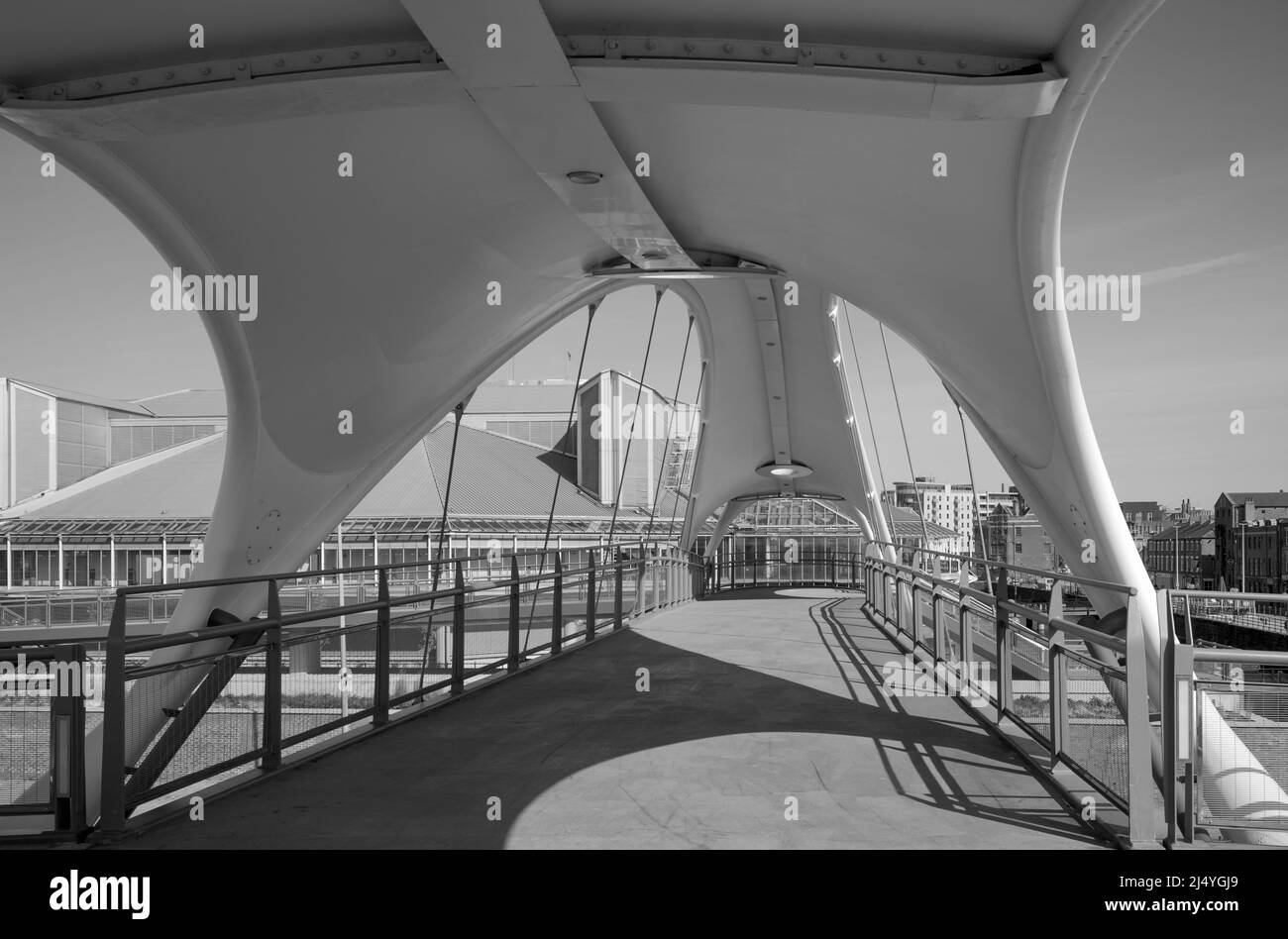 Murdoch's Connection passerella pubblica sopra Clive Sullivan Way bypass che collega Victoria Square con il porticciolo in una bella primavera mattina a Hull, Regno Unito. Foto Stock