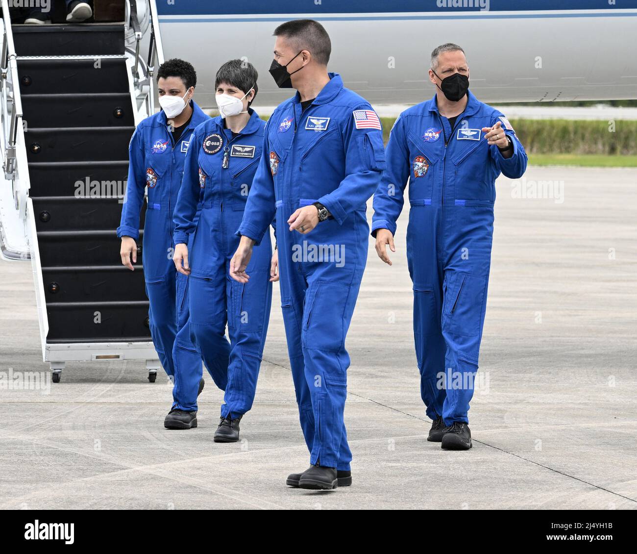 Il quarto equipaggio della NASA che sarà lanciato alla Stazione spaziale Internazionale arriva alla struttura di atterraggio al Kennedy Space Center, Florida, lunedì 18 aprile 2022. L'astronauta della NASA Jessica Watkins, l'astronauta dell'ESA Samantha Cristoforetti e gli astronauti della NASA Kjell Lindgren e Robert Hines (da l a r) si prepareranno per il lancio alla Stazione spaziale Internazionale. Foto di Joe Marino/UPI Credit: UPI/Alamy Live News Foto Stock