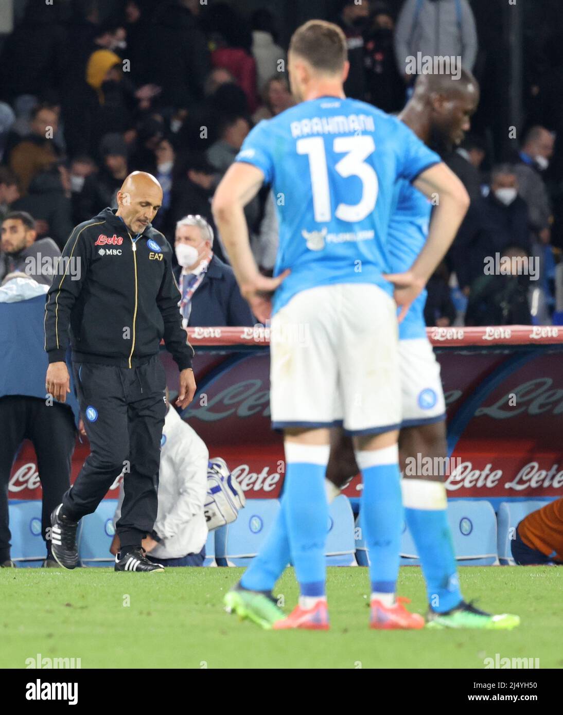 Napoli, Campania, Italia. 18th Apr 2022. Alex Meret di Napoli prende il pallone a distanza da Roger Ibanez di Roma.durante la serie Italiana Una partita di calcio SSC Napoli vs AS Roma il 18 aprile 2022 allo stadio Diego Armando Maradona di Napoli.in foto: Coach Luciano Spalletti (Credit Image: © Fabio Sasso/ZUMA Press Wire) Foto Stock