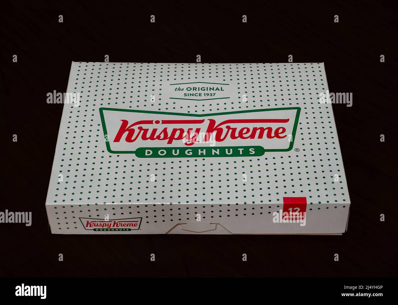 ORLANDO, USA - MARZO 08 2022: Krispy Kreme 12 ciambella su sfondo nero Foto Stock