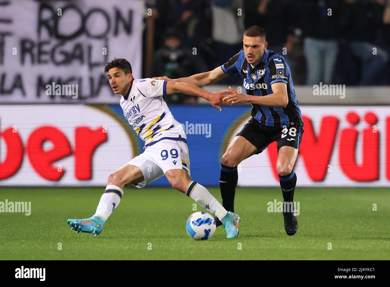 Bergamo, 18th aprile 2022. Il merito Demiral di Atalanta si incula con Giovanni Simeone di Hellas Verona durante la serie A allo stadio Gewiss di Bergamo. Il credito d'immagine dovrebbe essere: Jonathan Moscrop / Sportimage Foto Stock