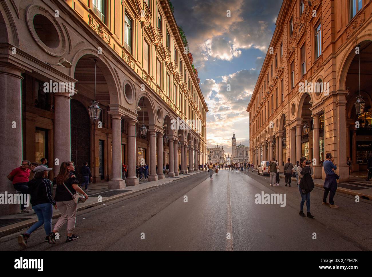 Italia Piemonte Torino Via Roma sullo sfondo Piazza San Carlo con la chiesa di San Carlo e la chiesa di Santa Cristina Foto Stock