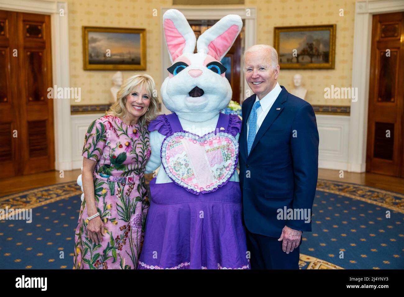 Washington, Stati Uniti d'America. 18th Apr 2022. Washington, Stati Uniti d'America. 18 aprile 2022. Il presidente degli Stati Uniti Joe Biden e la prima signora Jill Biden posano con il coniglietto di Pasqua prima dell'inizio dell'annuale rotolo di uova di Pasqua nella stanza blu della Casa Bianca, 18 aprile 2022 a Washington, DC l'evento annuale è tornato alla Casa Bianca dopo un periodo di due anni a causa della pandemia. Credit: Adam Schultz/White House Photo/Alamy Live News Foto Stock