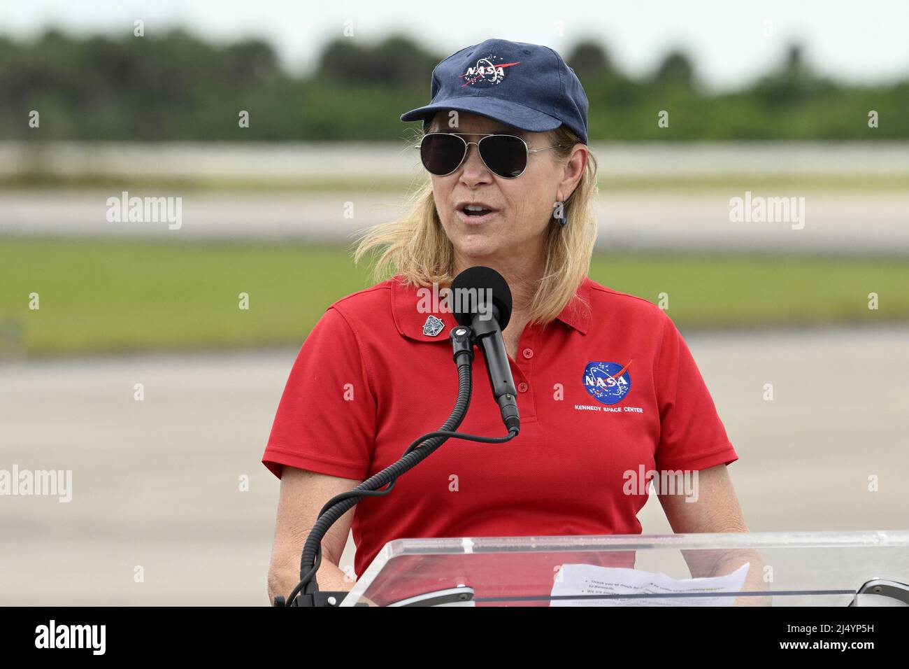 Il direttore del KSC Janet Petro dà il benvenuto al quarto equipaggio della NASA che sarà lanciato alla Stazione spaziale Internazionale presso la struttura di atterraggio al Kennedy Space Center, Florida, lunedì 18 aprile 2022. Foto di Joe Marino/UPI Credit: UPI/Alamy Live News Foto Stock