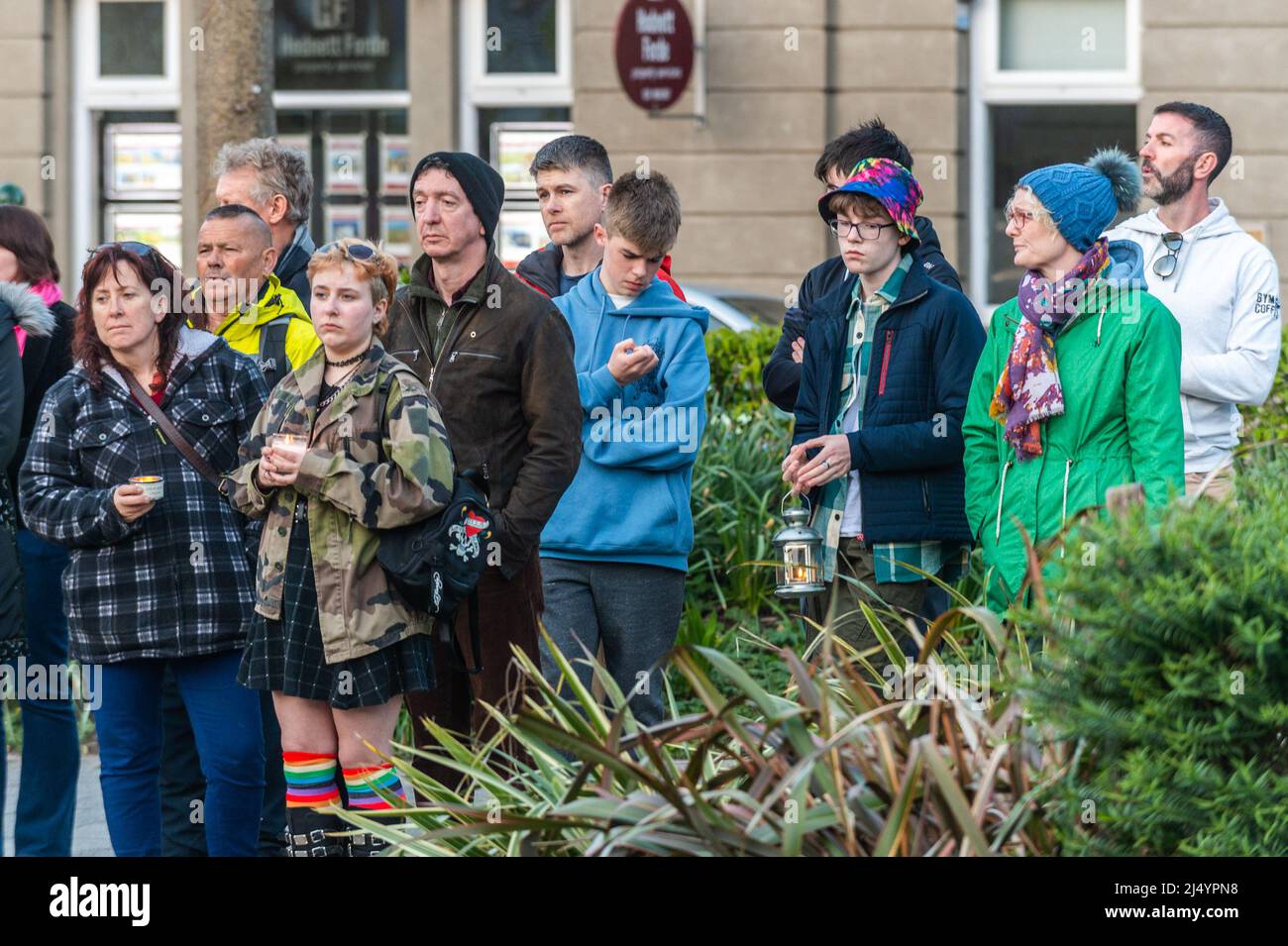 Clonakilty, West Cork, Irlanda. 18th Apr 2022. Circa 50 persone hanno partecipato a una veglia a Clonakilty, West Cork questa sera, in ricordo di Michael SNEE e Aidan Moffitt. I due uomini, membri della comunità LGBTQI, sono stati assassinati a Sligo la settimana scorsa. I due funerali uomini si tenevano oggi. Un uomo di 22 anni è stato accusato dei loro omicidi ed è stato rimesso in custodia per comparire di nuovo davanti ai tribunali alla fine di questo mese. Credit: AG News/Alamy Live News Foto Stock