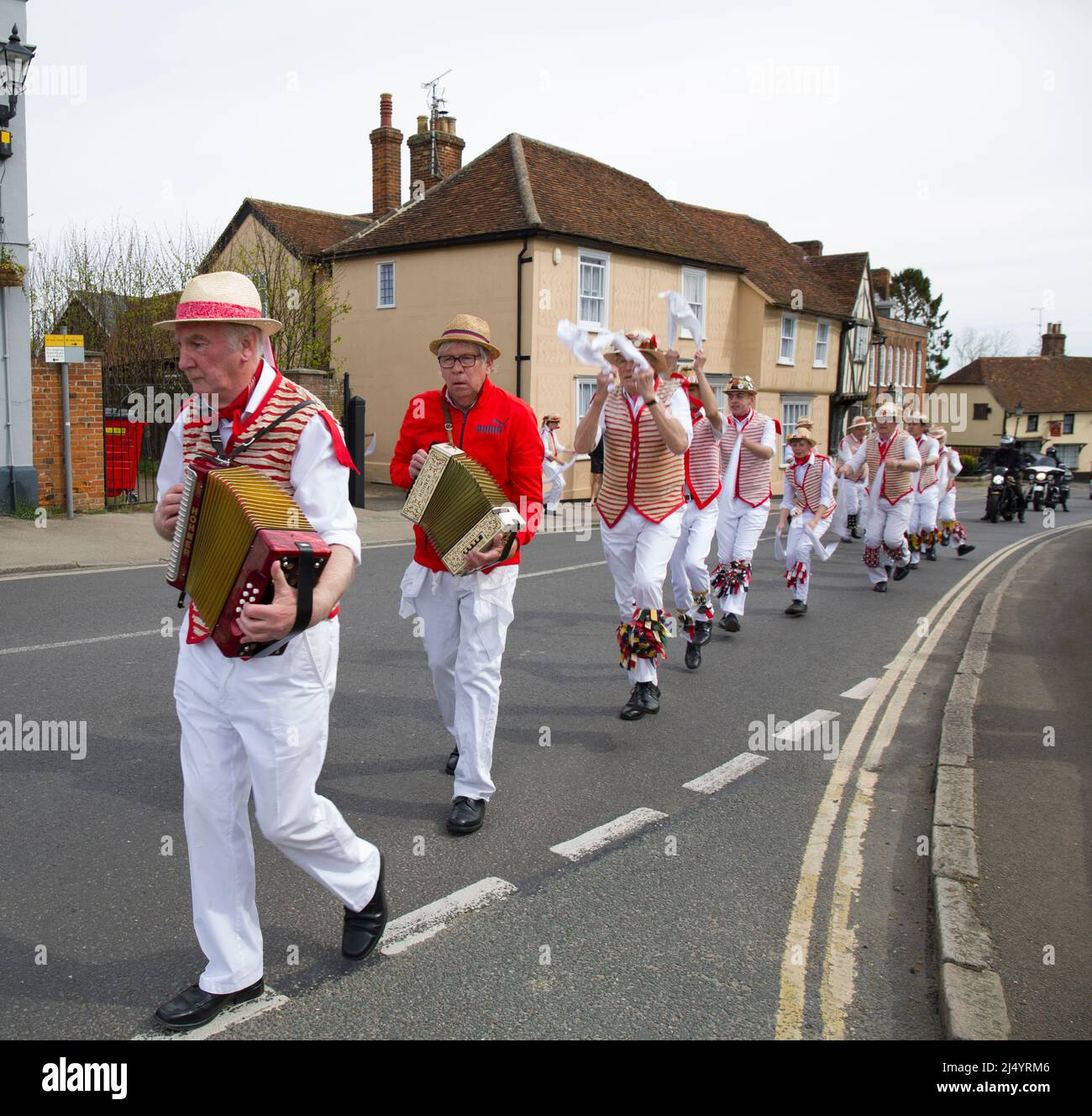 Thaxted Morris Men Dancing a Thaxted Churchyard Thaxted Essex Foto Stock