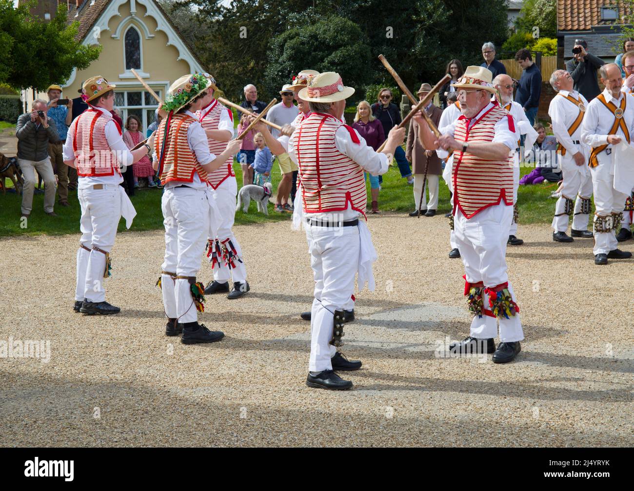 Thaxted Morris Men Dancing a Thaxted Churchyard Thaxted Essex Foto Stock