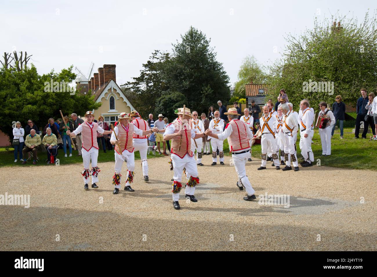 Thaxted Morris Men Dancing a Thaxted Churchyard Thaxted Essex Foto Stock