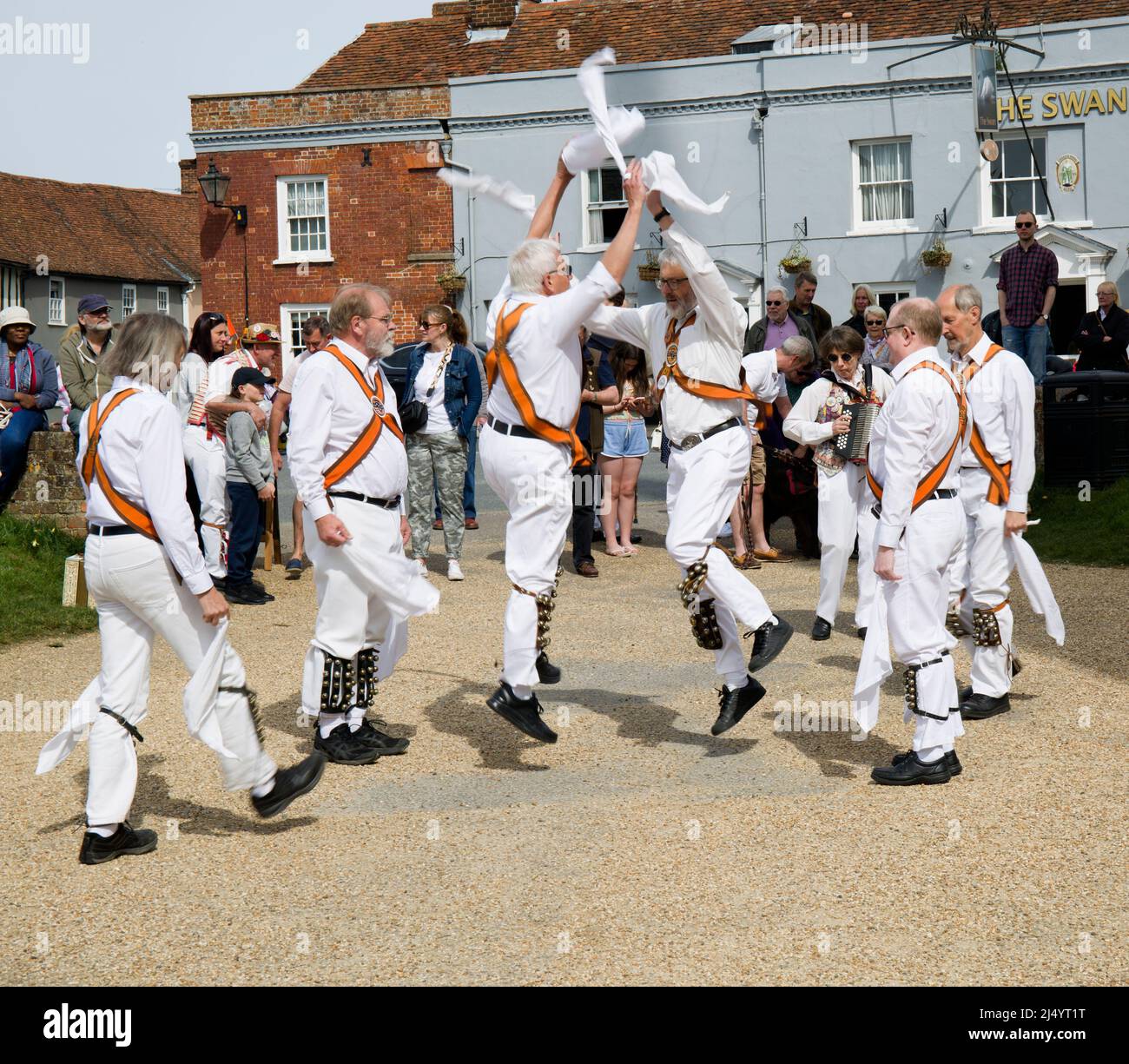 Dancer Dike Morris del Diavolo che ballano a Thaxted Churchyard Essex Foto Stock