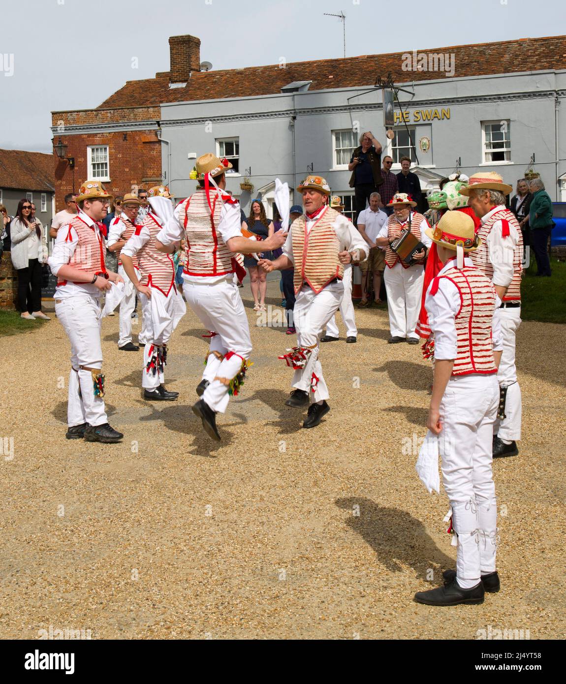 Thaxted Morris Men Dancing a Thaxted Churchyard Thaxted Essex Foto Stock