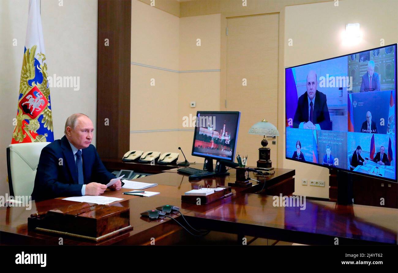 Novo-Ogaryovo, Russia. 18th Apr 2022. Il presidente russo Vladimir Putin presiede una videoconferenza sulle questioni economiche causate dalle sanzioni economiche, dalla residenza ufficiale a Novo-Ogaryovo, 18 aprile 2022 fuori Mosca, Russia. Credit: Mikhail Klimentyev/Kremlin Pool/Alamy Live News Foto Stock