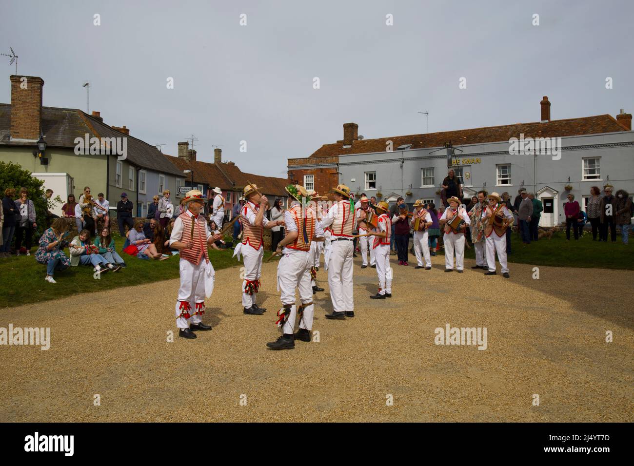 Thaxted Morris Men Dancing a Thaxted Churchyard Thaxted Essex Foto Stock