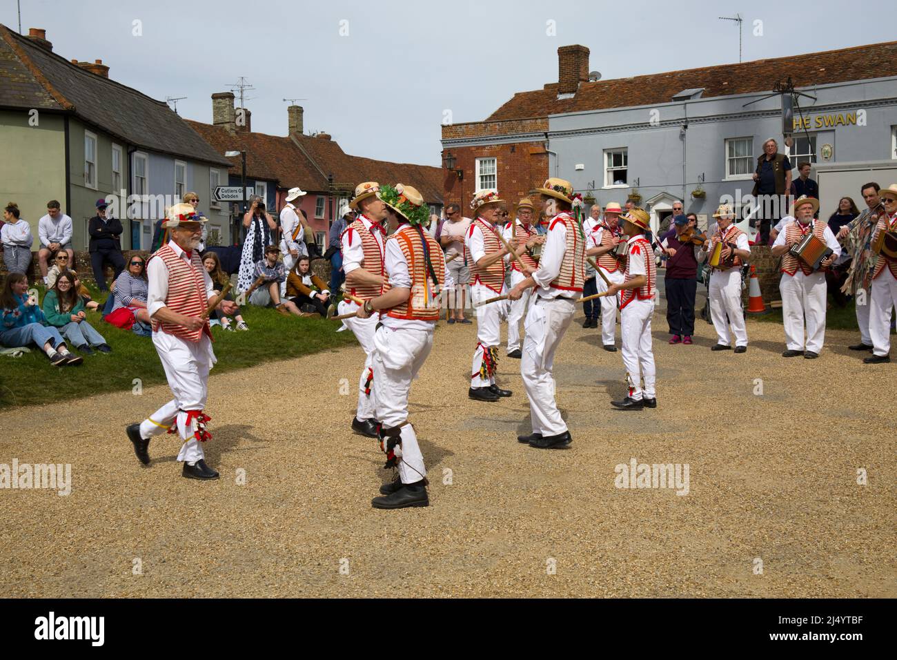 Thaxted Morris Men Dancing a Thaxted Churchyard Thaxted Essex Foto Stock