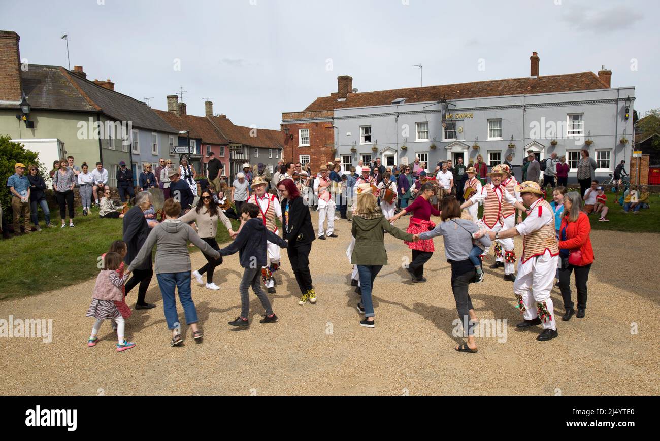 Pubblico che partecipa con Thaxted Morris Men Dancing a Thaxted Churchyard Thaxted Essex Foto Stock