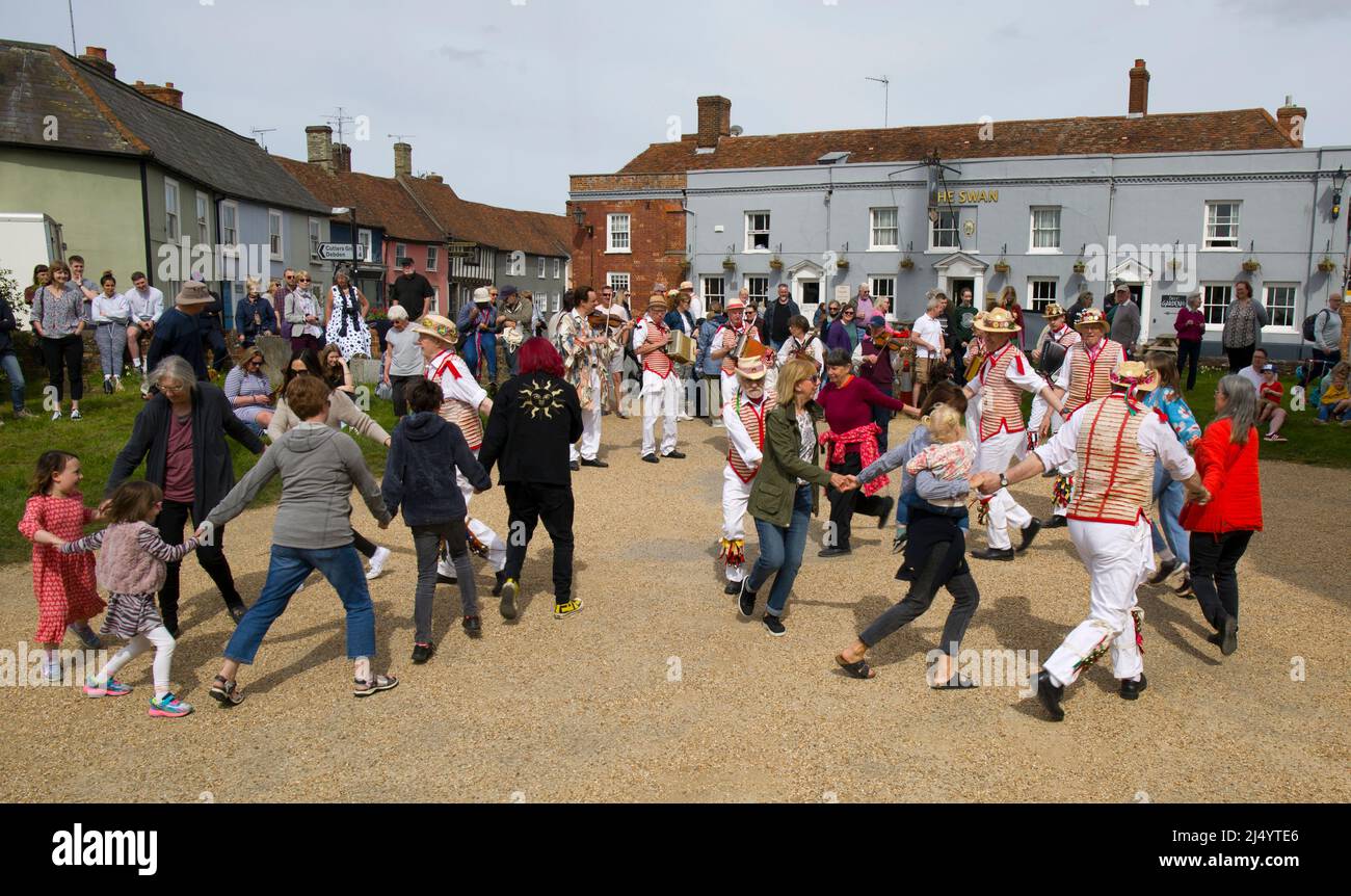 Pubblico che partecipa con Thaxted Morris Men Dancing a Thaxted Churchyard Thaxted Essex Foto Stock