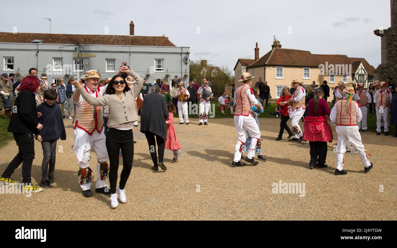 Pubblico che partecipa con Thaxted Morris Men Dancing a Thaxted Churchyard Thaxted Essex Foto Stock