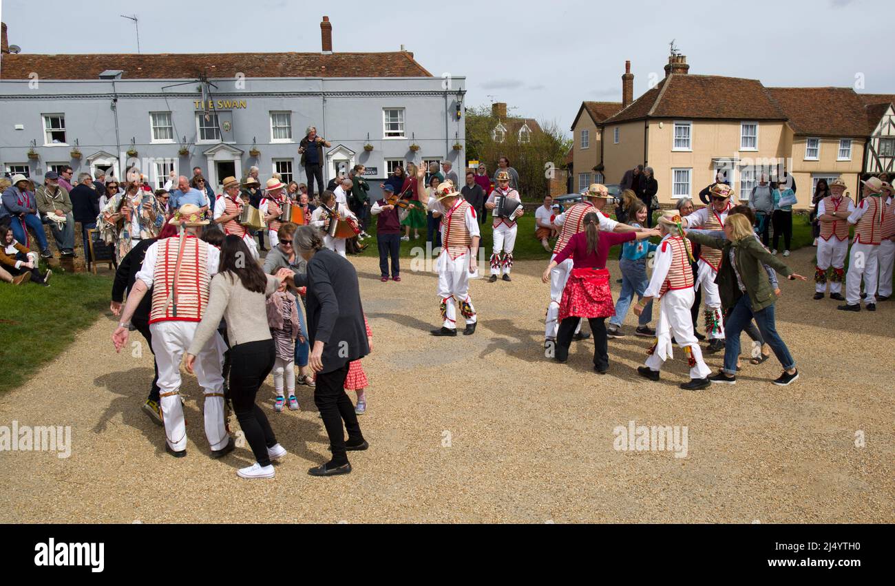 Pubblico che partecipa con Thaxted Morris Men Dancing a Thaxted Churchyard Thaxted Essex Foto Stock