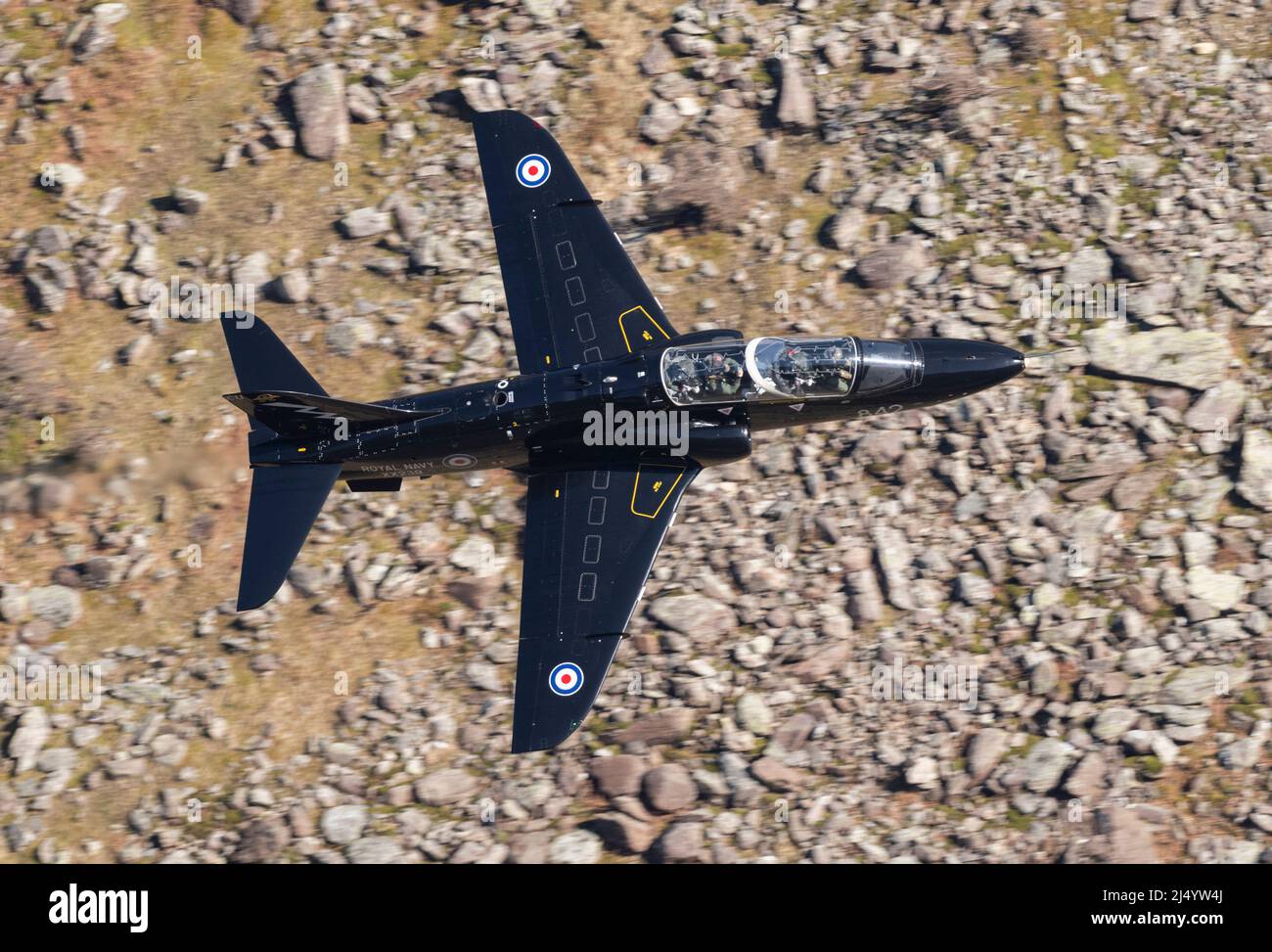 Royal Navy Hawks di 736 Squadron da RNAS Culdrose, durante il loro ultimo volo del Regno Unito, visto qui basso livello nel Lake District attraverso Honister Pass Foto Stock