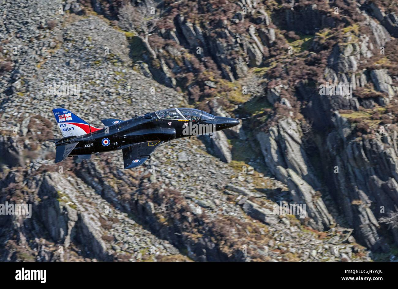 Royal Navy Hawks di 736 Squadron da RNAS Culdrose, durante il loro ultimo volo del Regno Unito, visto qui basso livello nel Lake District attraverso Honister Pass Foto Stock