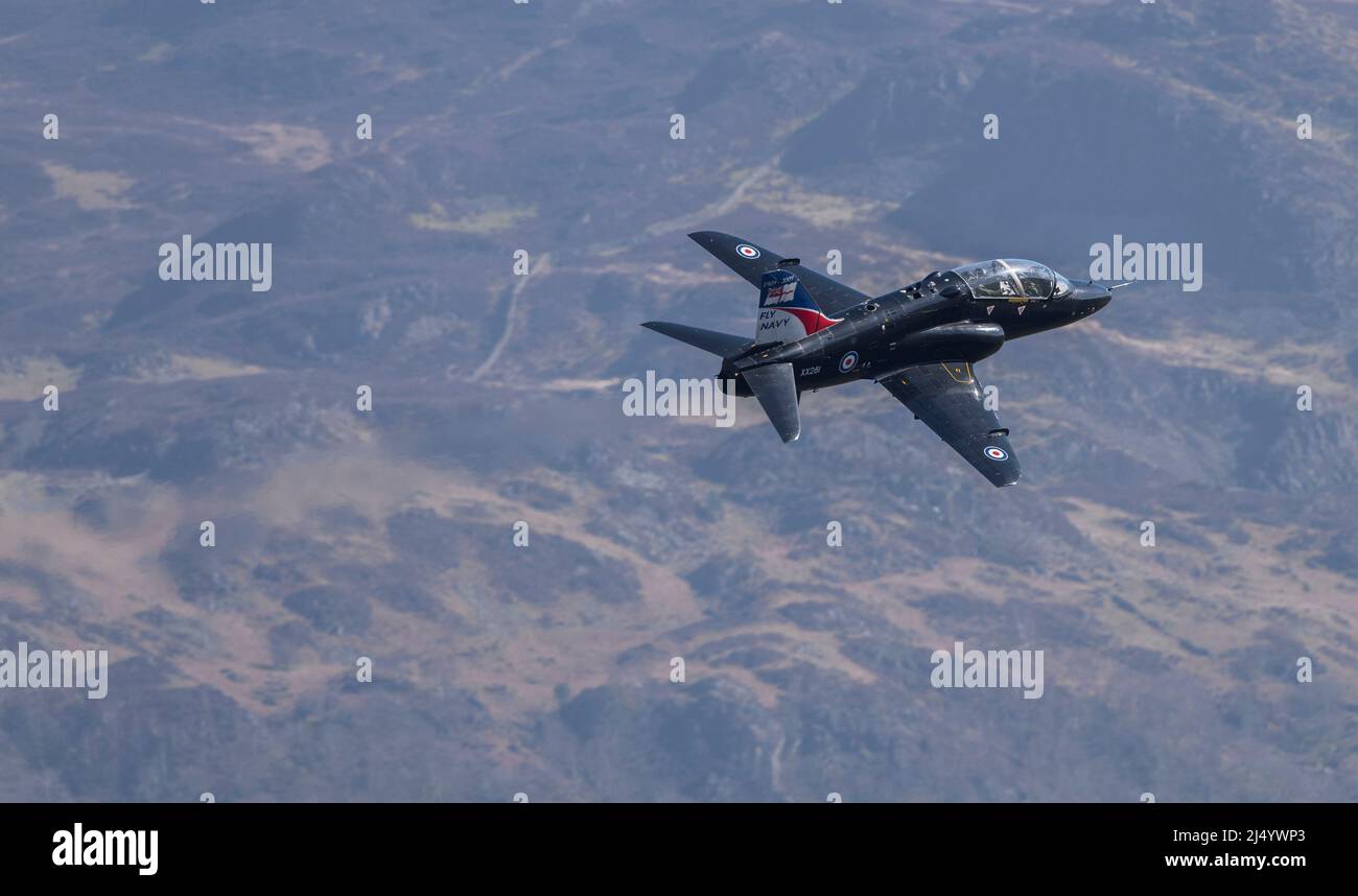 Royal Navy Hawks di 736 Squadron da RNAS Culdrose, durante il loro ultimo volo del Regno Unito, visto qui basso livello nel Lake District attraverso Honister Pass Foto Stock