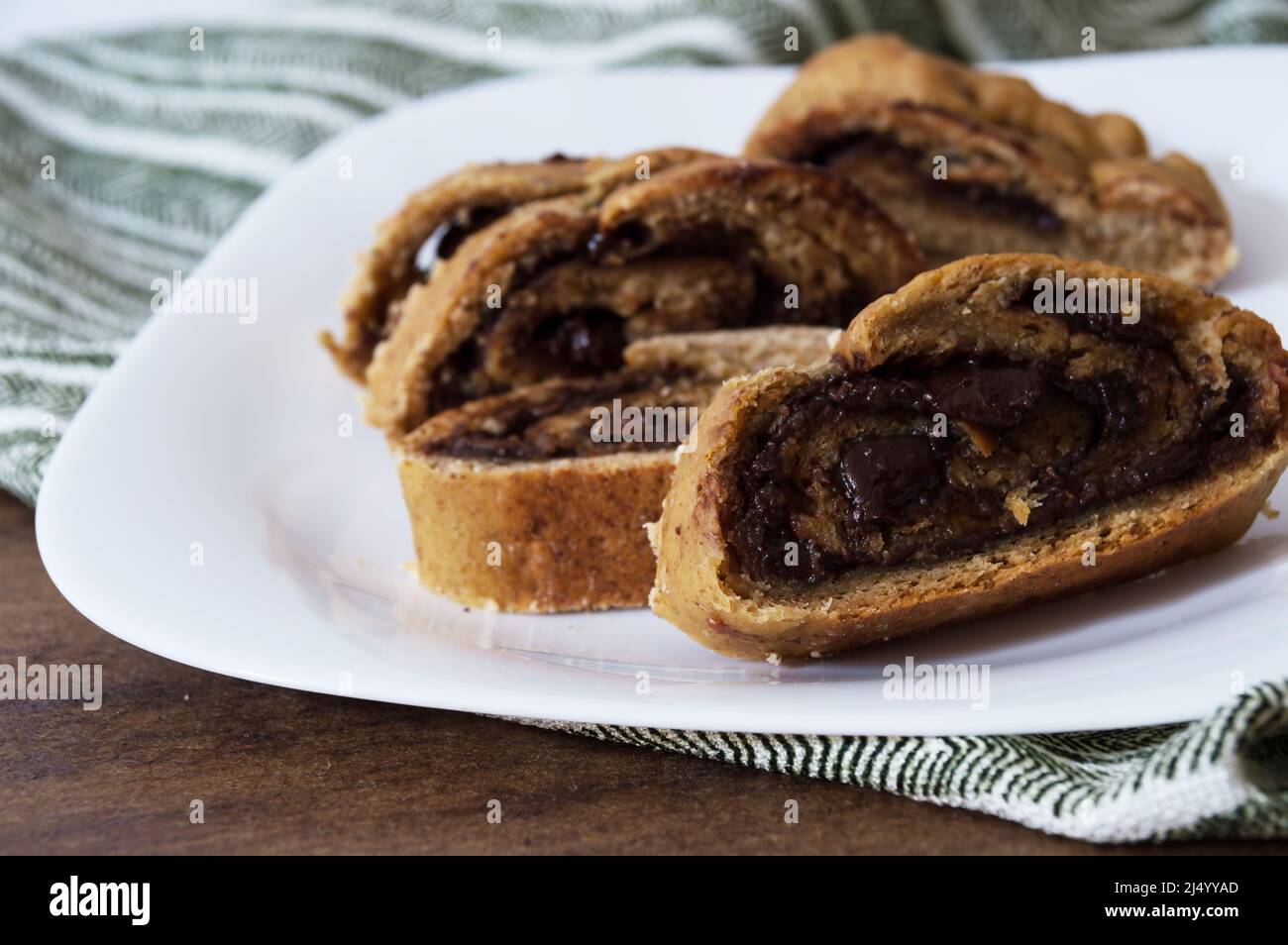 Pane affettato con ripieno di cioccolato dolce all'interno di un piatto Foto Stock